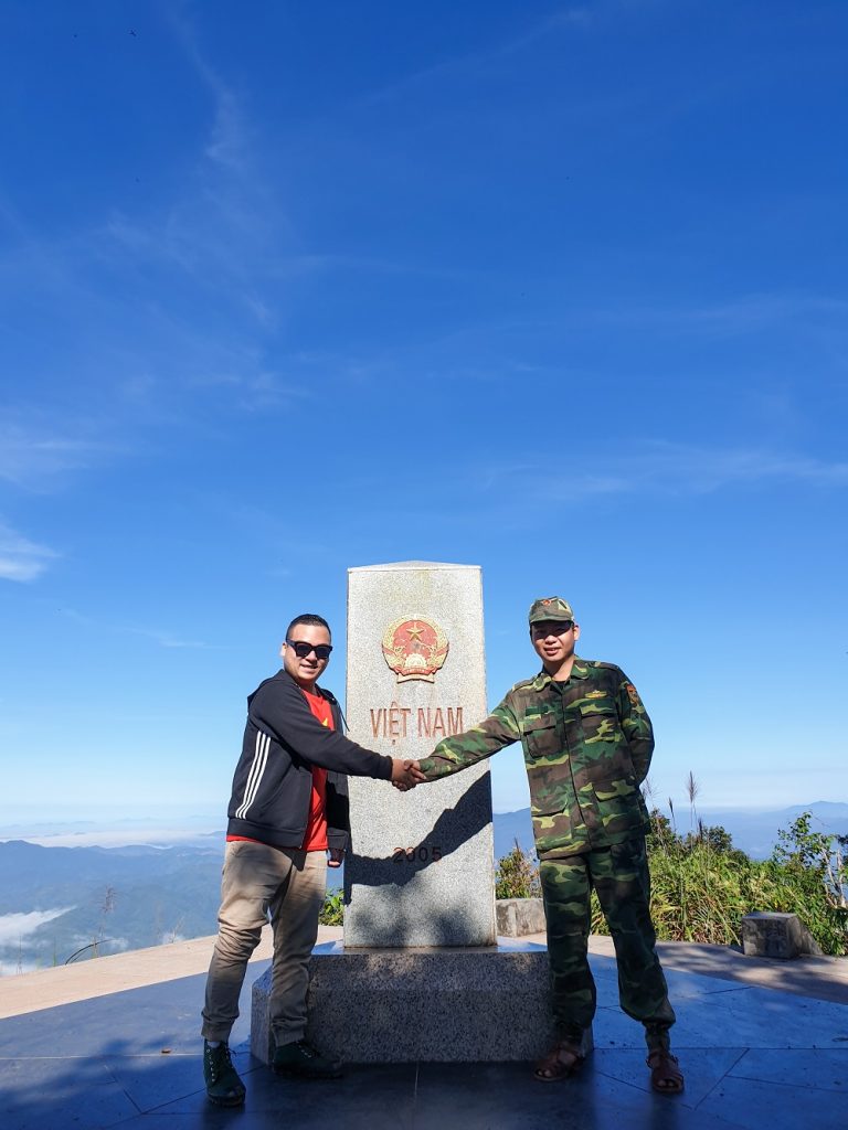 Bat tay anh bo doi bien phong dat len cot moc cuc tay viet nam 768x1024 - VƯỢT 700 KM ĐẾN CỰC TÂY VIỆT NAM, KHÁM PHÁ NƠI DUY NHẤT GIÁP VỚI CẢ LÀO VÀ TRUNG QUỐC