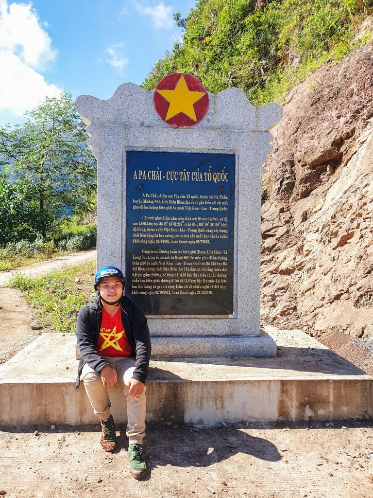 Bia bien bao cot moc cuc tay viet nam 768x1024 - VƯỢT 700 KM ĐẾN CỰC TÂY VIỆT NAM, KHÁM PHÁ NƠI DUY NHẤT GIÁP VỚI CẢ LÀO VÀ TRUNG QUỐC