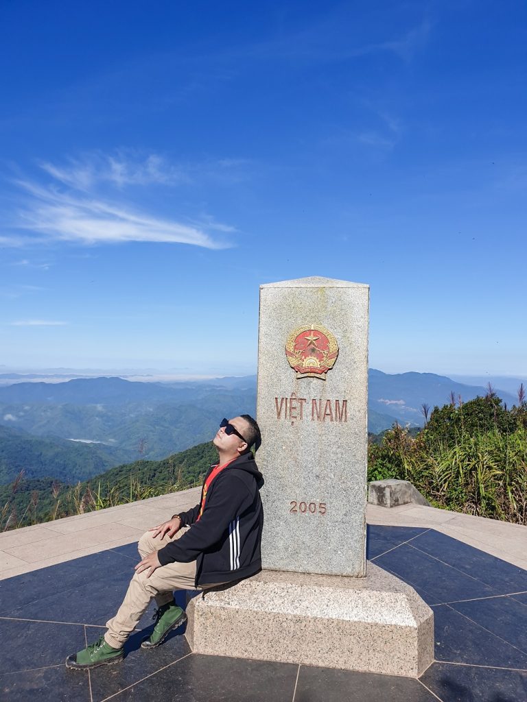 Cot moc cuc tay viet nam 3 768x1024 - VƯỢT 700 KM ĐẾN CỰC TÂY VIỆT NAM, KHÁM PHÁ NƠI DUY NHẤT GIÁP VỚI CẢ LÀO VÀ TRUNG QUỐC