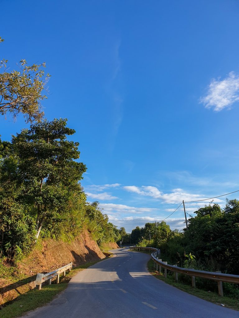 Duong len don bien phong cuc tay viet nam 2 768x1024 - VƯỢT 700 KM ĐẾN CỰC TÂY VIỆT NAM, KHÁM PHÁ NƠI DUY NHẤT GIÁP VỚI CẢ LÀO VÀ TRUNG QUỐC