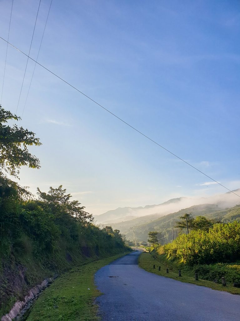 Duong len don bien phong cuc tay viet nam 768x1024 - VƯỢT 700 KM ĐẾN CỰC TÂY VIỆT NAM, KHÁM PHÁ NƠI DUY NHẤT GIÁP VỚI CẢ LÀO VÀ TRUNG QUỐC