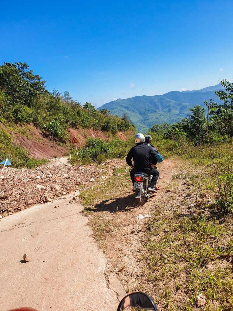 Duong ra cot moc cuc tay viet nam 768x1024 - VƯỢT 700 KM ĐẾN CỰC TÂY VIỆT NAM, KHÁM PHÁ NƠI DUY NHẤT GIÁP VỚI CẢ LÀO VÀ TRUNG QUỐC