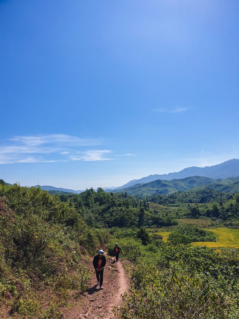 Duong tat cuc tay viet nam 768x1024 - VƯỢT 700 KM ĐẾN CỰC TÂY VIỆT NAM, KHÁM PHÁ NƠI DUY NHẤT GIÁP VỚI CẢ LÀO VÀ TRUNG QUỐC