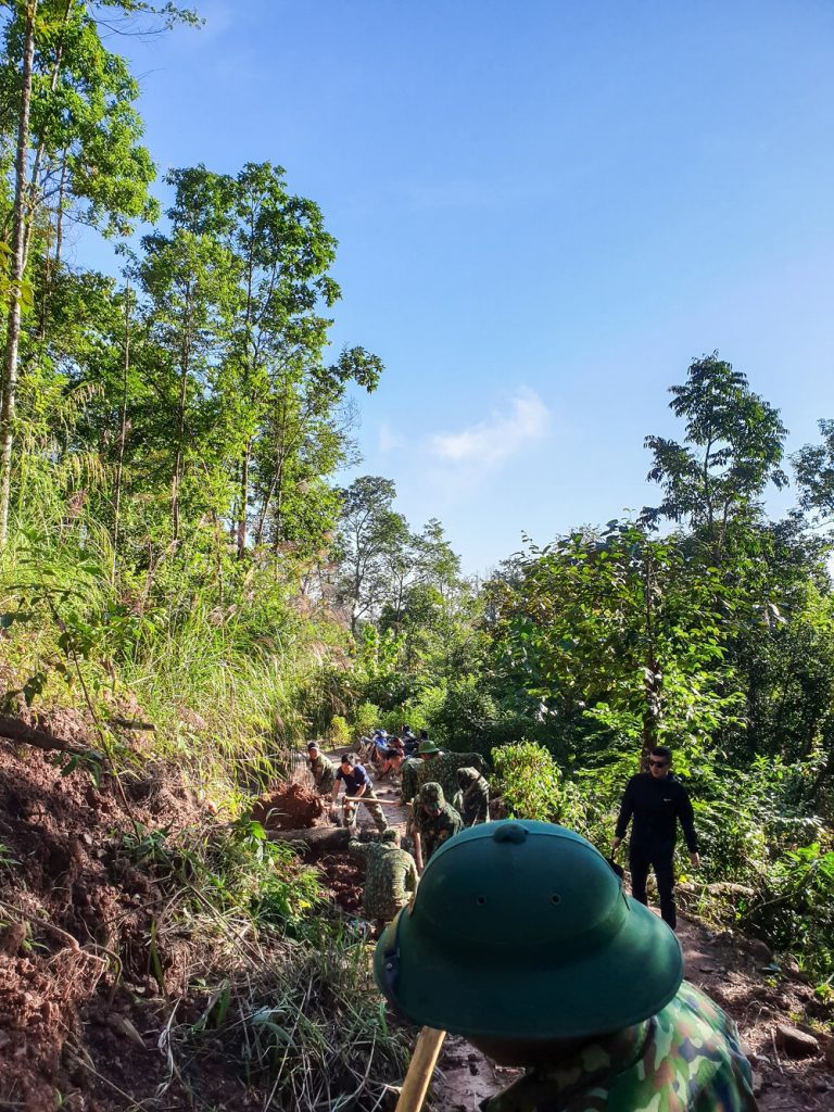 Sat lo duong len cot moc cuc tay viet nam 768x1024 - VƯỢT 700 KM ĐẾN CỰC TÂY VIỆT NAM, KHÁM PHÁ NƠI DUY NHẤT GIÁP VỚI CẢ LÀO VÀ TRUNG QUỐC