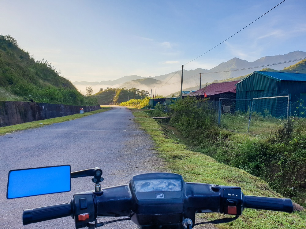 lai xe binh minh cuc tay viet nam 1 - VƯỢT 700 KM ĐẾN CỰC TÂY VIỆT NAM, KHÁM PHÁ NƠI DUY NHẤT GIÁP VỚI CẢ LÀO VÀ TRUNG QUỐC