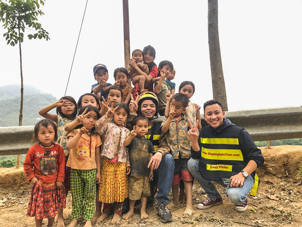 Bon tre vung cao am ap tour xe may ha giang - 10 TRẢI NGHIỆM ẤN TƯỢNG NHẤT PHẢI THỬ TRONG TOUR XE MÁY HÀ GIANG CÙNG THỔ ĐỊA