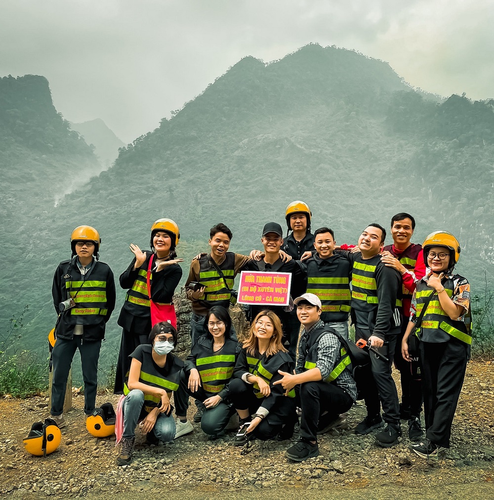 Chang trai di bo xuyen viet tung tour xe may ha giang - 10 TRẢI NGHIỆM ẤN TƯỢNG NHẤT PHẢI THỬ TRONG TOUR XE MÁY HÀ GIANG CÙNG THỔ ĐỊA