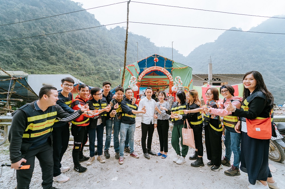 Dam cuoi nguoi mong tour xe may ha giang - 10 TRẢI NGHIỆM ẤN TƯỢNG NHẤT PHẢI THỬ TRONG TOUR XE MÁY HÀ GIANG CÙNG THỔ ĐỊA