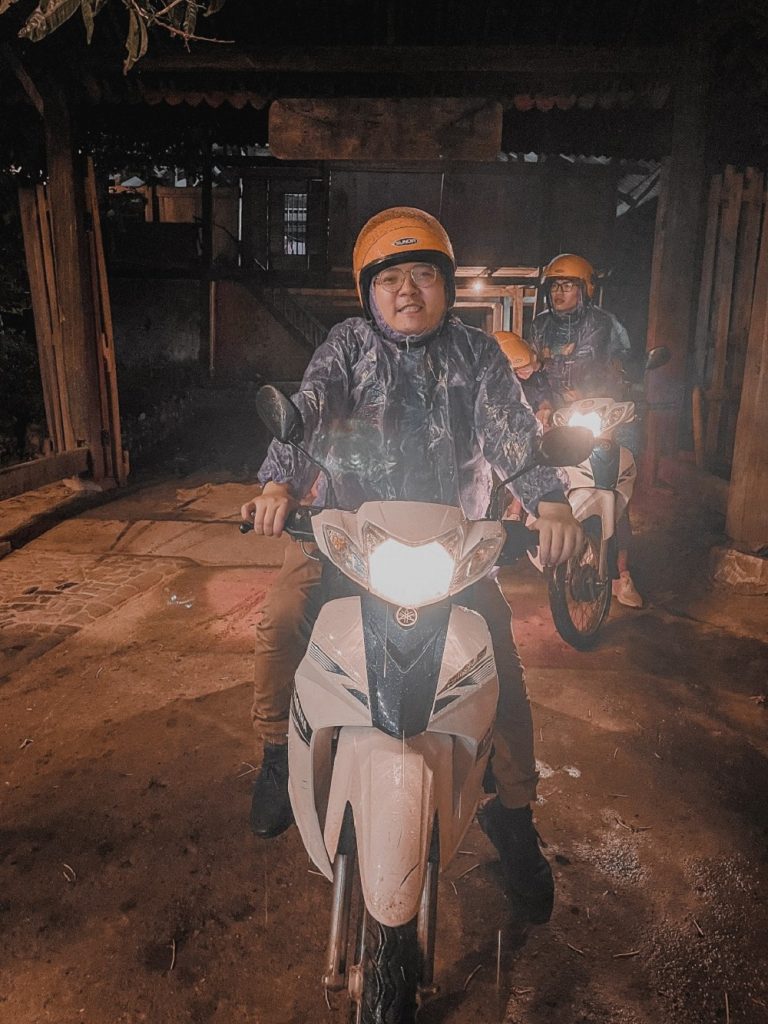 Do deo buoi toi trong mua tour xe may ha giang 768x1024 - 10 TRẢI NGHIỆM ẤN TƯỢNG NHẤT PHẢI THỬ TRONG TOUR XE MÁY HÀ GIANG CÙNG THỔ ĐỊA