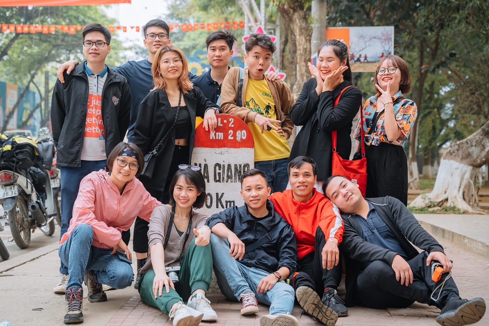 Gap go ban moi tour xe may ha giang - 10 TRẢI NGHIỆM ẤN TƯỢNG NHẤT PHẢI THỬ TRONG TOUR XE MÁY HÀ GIANG CÙNG THỔ ĐỊA
