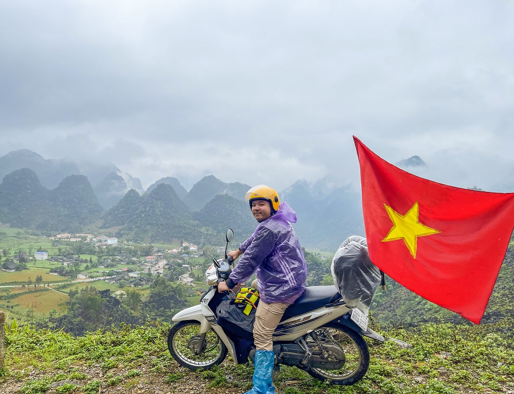 La co to quoc tung bay du lich ha giang bang xe may - 72H KHÁM PHÁ DU LỊCH HÀ GIANG BẰNG XE MÁY DÀNH RIÊNG CHO CÁC TAY LÁI "YẾU"
