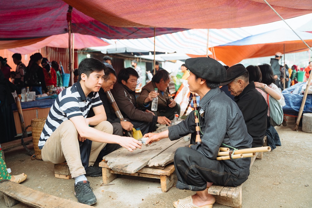Uong ruou cung nguoi ban dia tai cho phien tour xe may ha giang - 10 TRẢI NGHIỆM ẤN TƯỢNG NHẤT PHẢI THỬ TRONG TOUR XE MÁY HÀ GIANG CÙNG THỔ ĐỊA