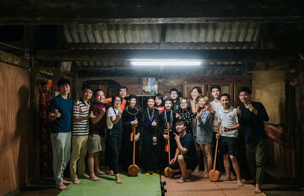 thuong thuc bua toi hat then 2 tour xe may ha giang - 10 TRẢI NGHIỆM ẤN TƯỢNG NHẤT PHẢI THỬ TRONG TOUR XE MÁY HÀ GIANG CÙNG THỔ ĐỊA