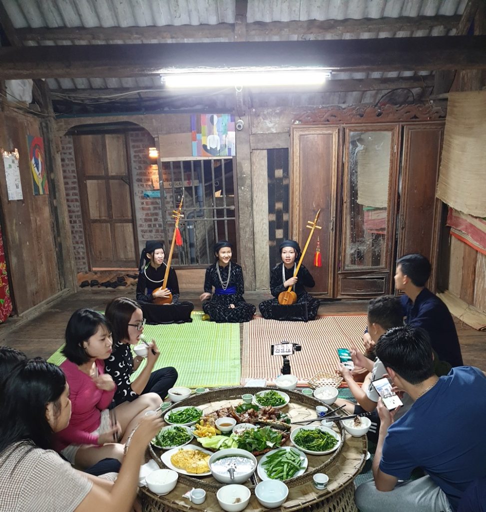thuong thuc bua toi hat then tour xe may ha giang 973x1024 - 10 TRẢI NGHIỆM ẤN TƯỢNG NHẤT PHẢI THỬ TRONG TOUR XE MÁY HÀ GIANG CÙNG THỔ ĐỊA