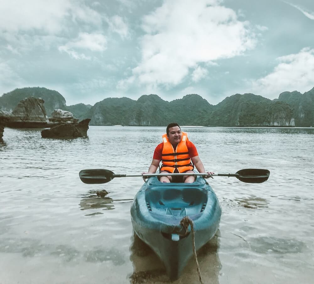 Cheo-thuyen-kayak-vinh-lan-ha-du-lich-cat-ba