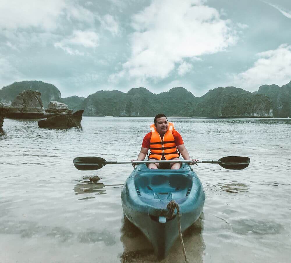 Cheo thuyen kayak vinh lan ha review cat ba - TRIỂN CHILL CÁT BÀ, VỊNH LAN HẠ CÙNG THỔ ĐỊA CHẢ LO CHI PHÍ