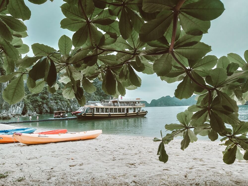 Dao Castaway 3 review cat ba - TRIỂN CHILL CÁT BÀ, VỊNH LAN HẠ CÙNG THỔ ĐỊA CHẢ LO CHI PHÍ