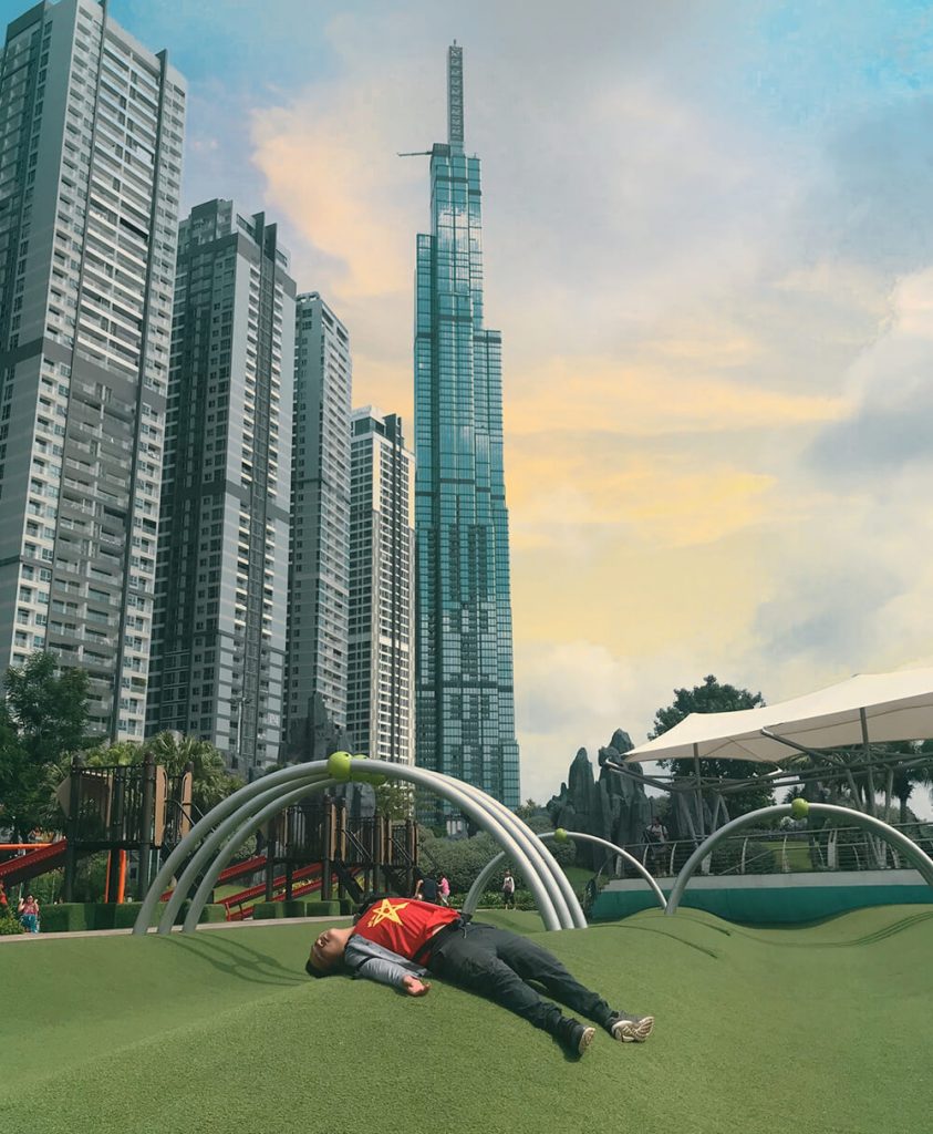 24H DU LỊCH SÀI GÒN BỊ GÁI GẠ Ở PHỐ ĐÈN ĐỎ Ngu quen landmark81 du lich sai gon 843x1024 - 24H DU LỊCH SÀI GÒN BỊ GÁI GẠ Ở PHỐ ĐÈN ĐỎ
