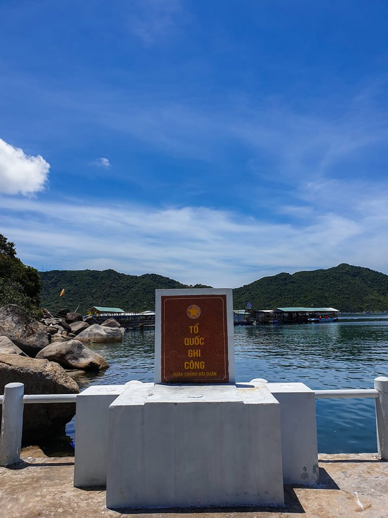 AI RỒI CŨNG PHẢI QUAY LẠI PHÚ YÊN THÔI – PHÚ YÊN TỪ A ĐẾN Ă Tam bia to quoc ghi cong ben tau khong so review phu yen 768x1024 - AI RỒI CŨNG PHẢI QUAY LẠI PHÚ YÊN THÔI – PHÚ YÊN TỪ A ĐẾN Ă