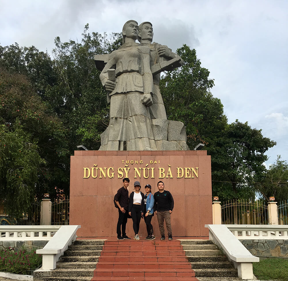 8 TIẾNG DẬP MÔNG, CHINH PHỤC NÓC NHÀ NAM BỘ NÚI BÀ ĐEN TÂY NINH Tuong dai dung si nui ba den tay ninh - 8 TIẾNG DẬP MÔNG, CHINH PHỤC NÓC NHÀ NAM BỘ NÚI BÀ ĐEN TÂY NINH